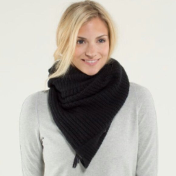 lululemon Falling Freely Neck Warmer - Picture 3 of 6